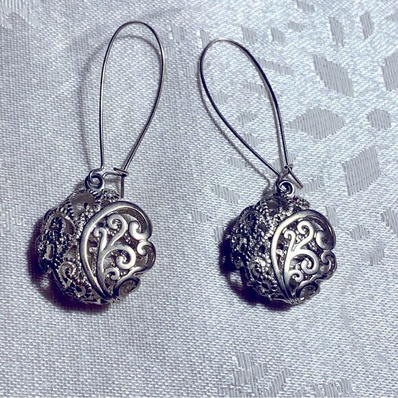 Round Filagree Earrings Drop Dangle Silver Tone 2.5” Gorgeous - Picture 3 of 4